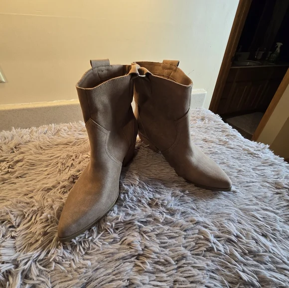 Dolce Vita Tan Suede Ankle Boots Western Style Size 9 New - Picture 11 of 13